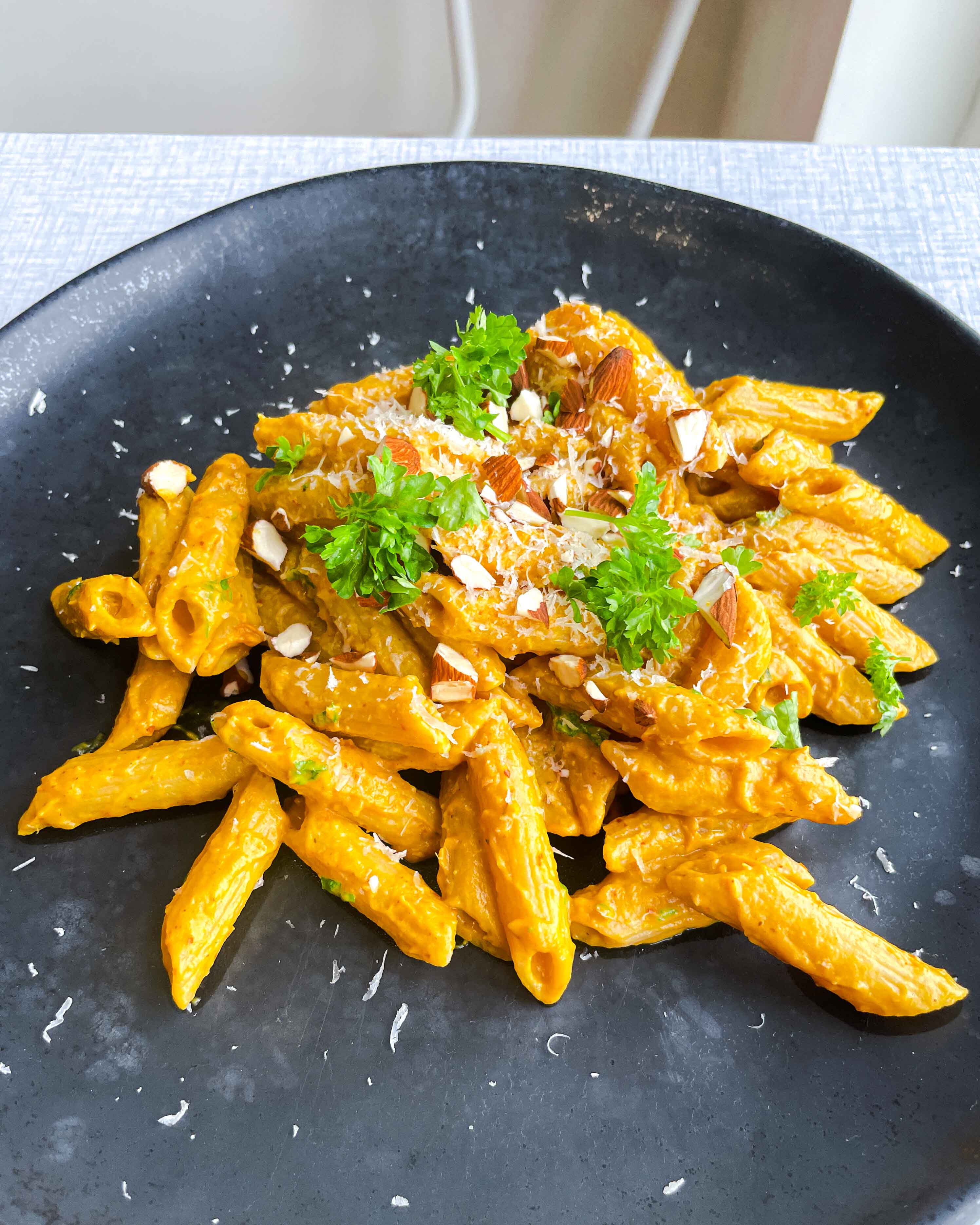 En skøn symfoni af efterårets farver og smagsnuancer: hokkaidopasta med ristede mandler, cremet mascarpone og et drys af parmesan. En udsøgt kombination af saftigt græskar og pasta, der bringer efterårshygge til din tallerken.