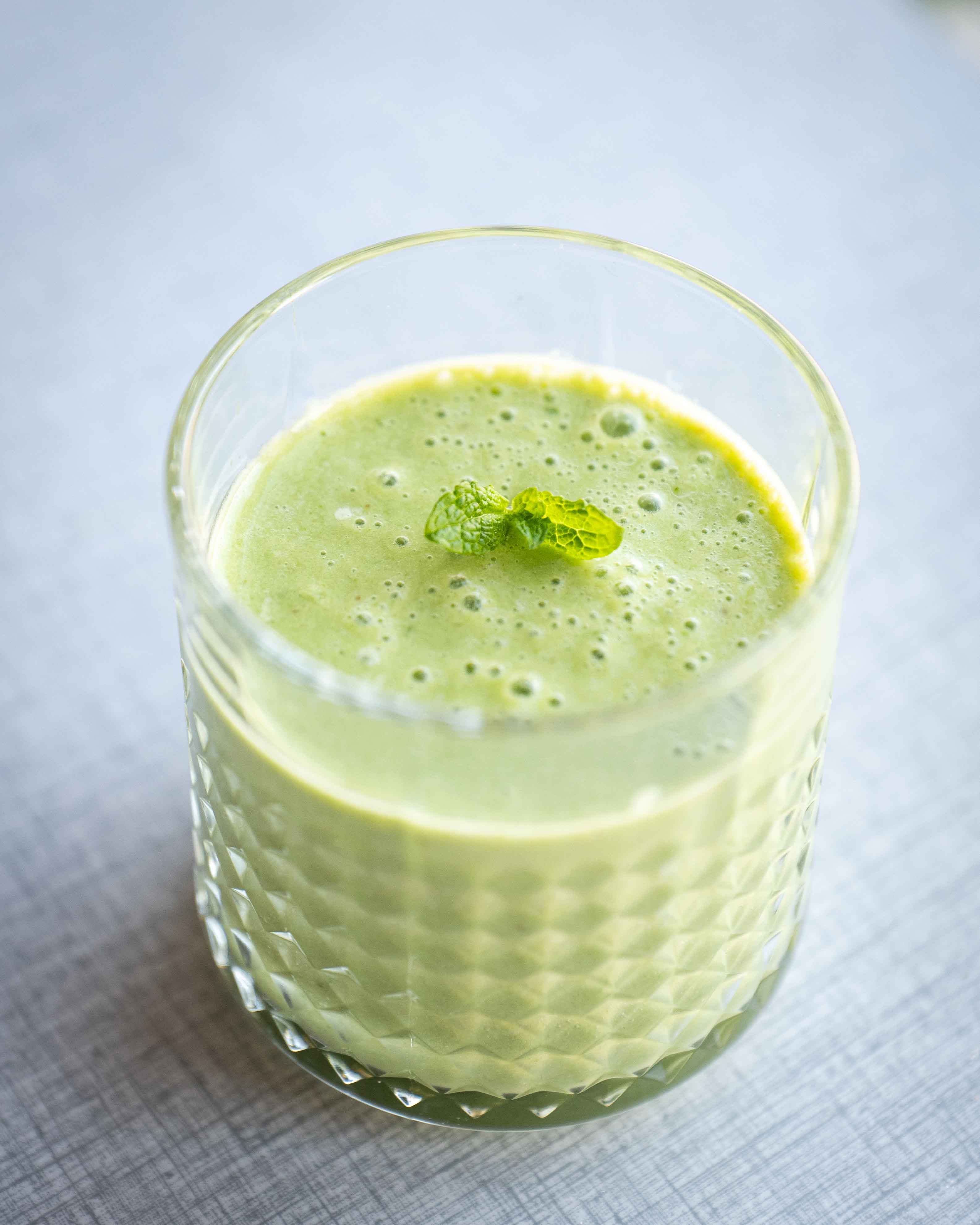 Grøn smoothie med ananas og grønkål