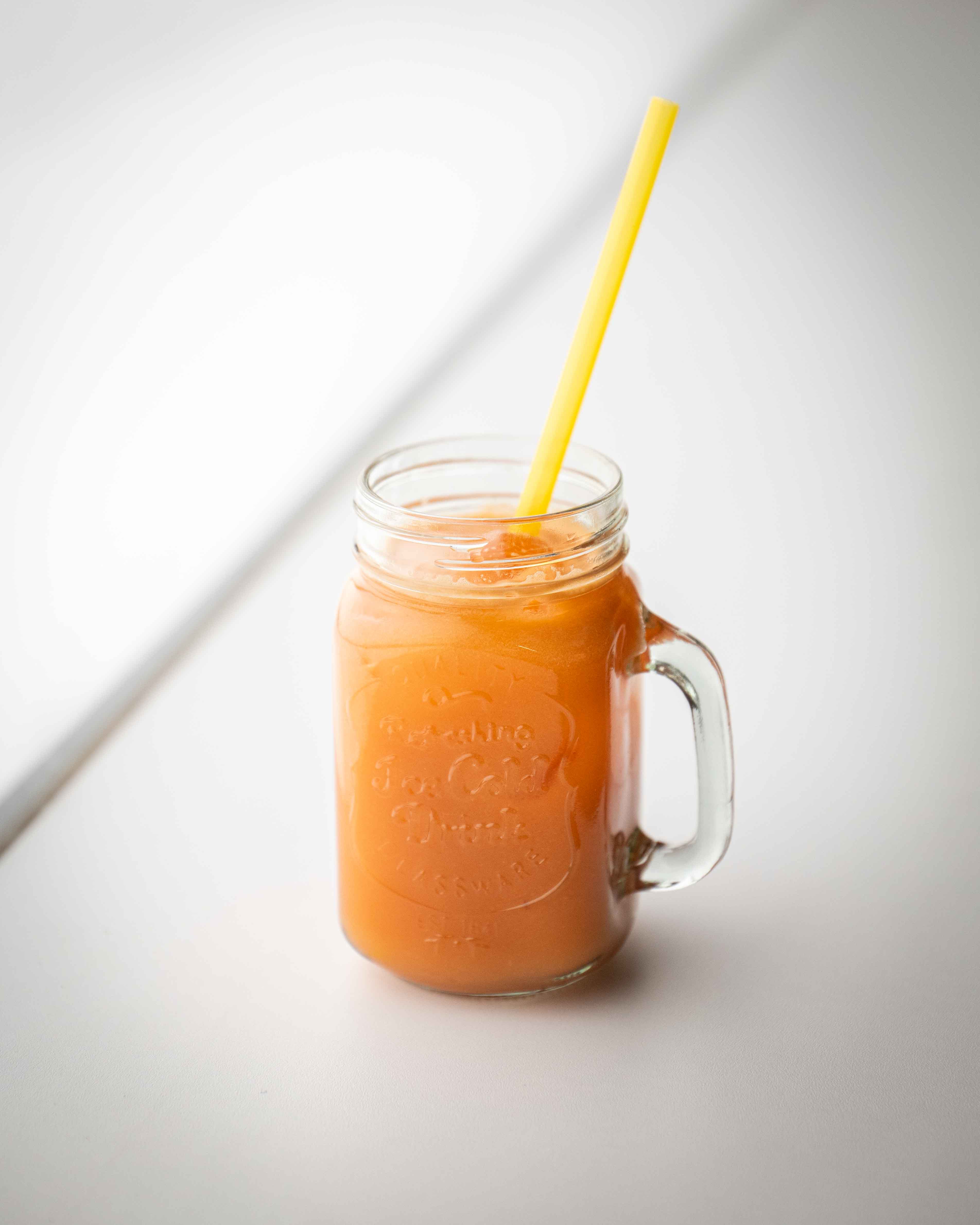 Hjemmelavet juice med æble, gulerod, lime og ingefær