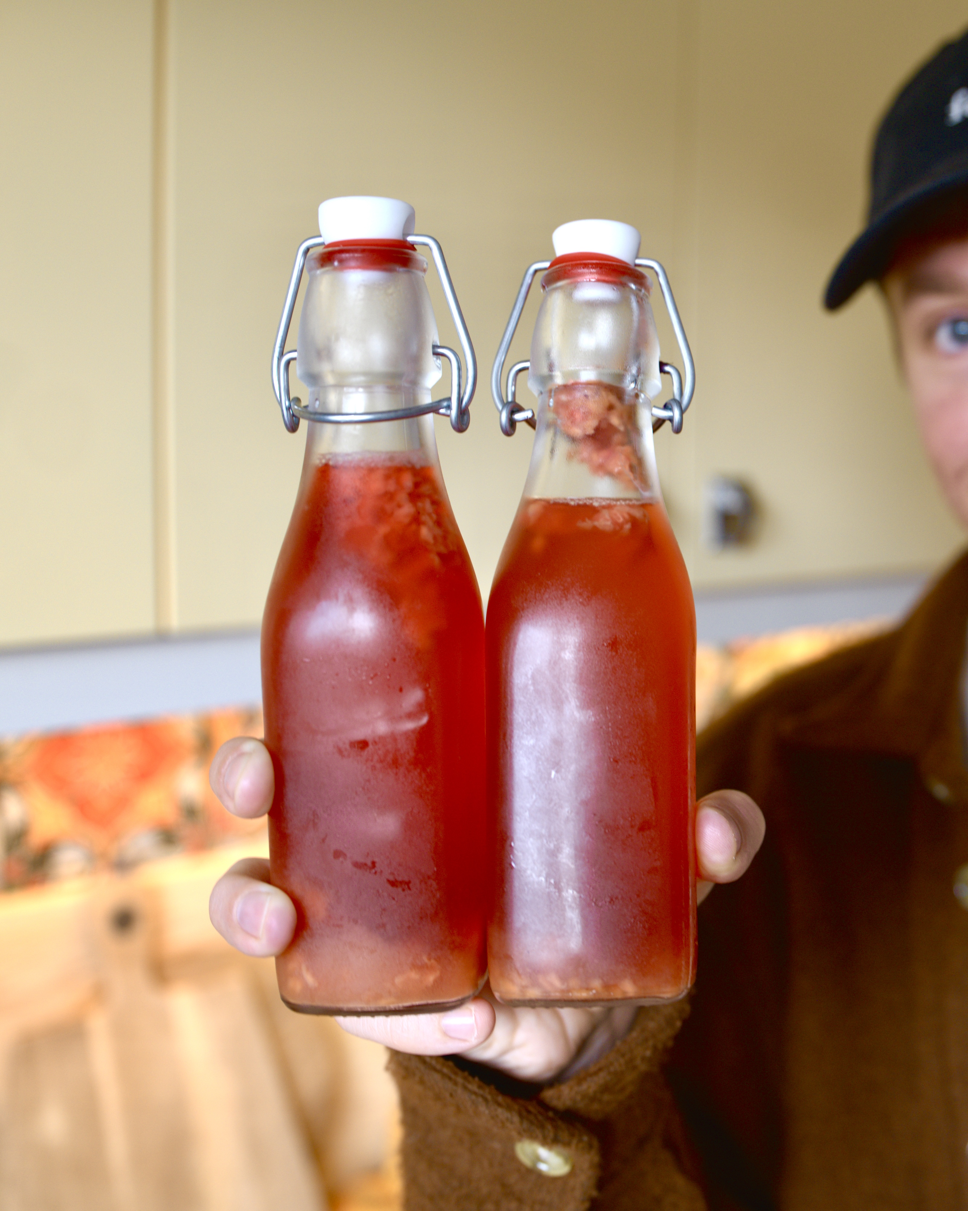Flasker med fermenteret kombucha.