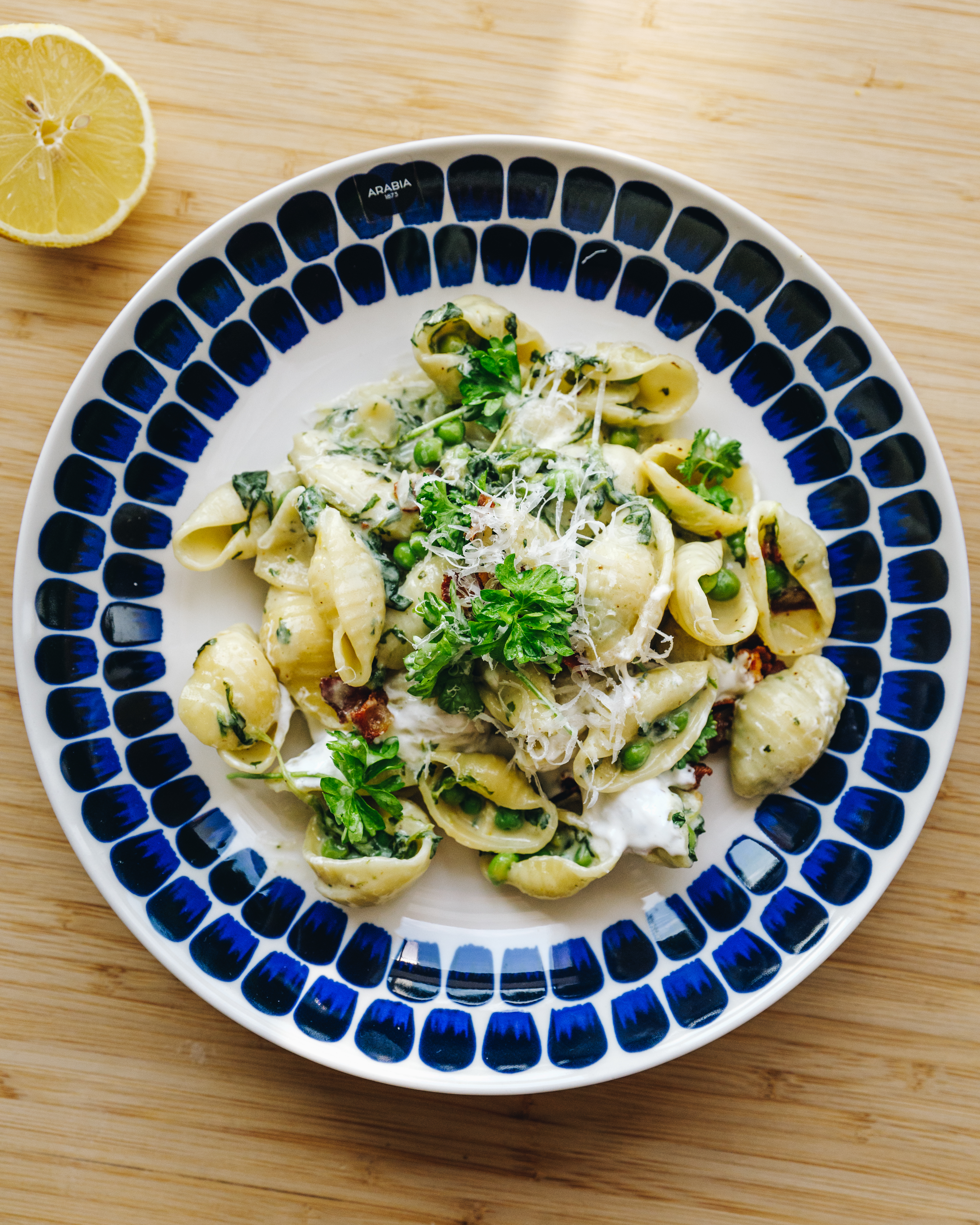 Cremet one pot pasta med bacon, spinat, ærter og burrata toppet med frisk persille.