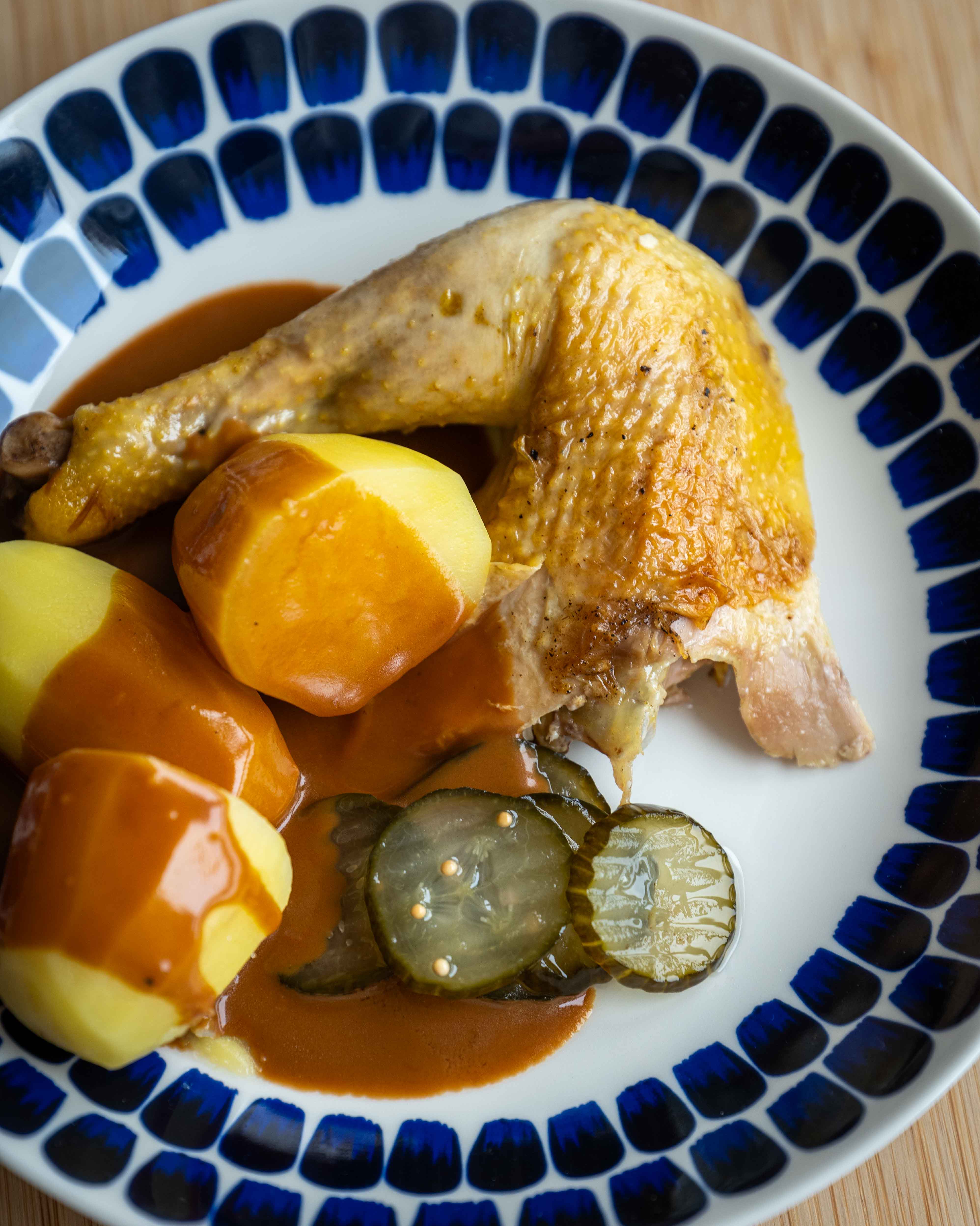 Grydestegt kylling med kartofler og brun sovs – en klassisk dansk middagsret.