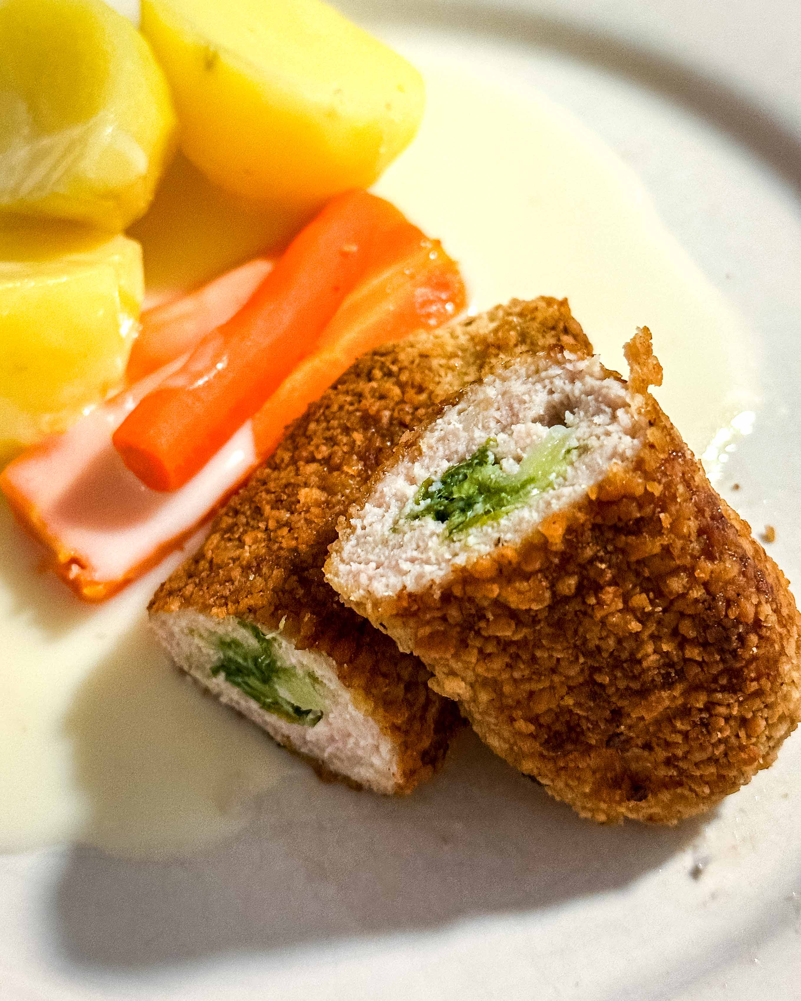 Farserede porrer på tallerken – klassisk dansk ret med saftig fars og milde porrer, serveret med kartofler og sovs.