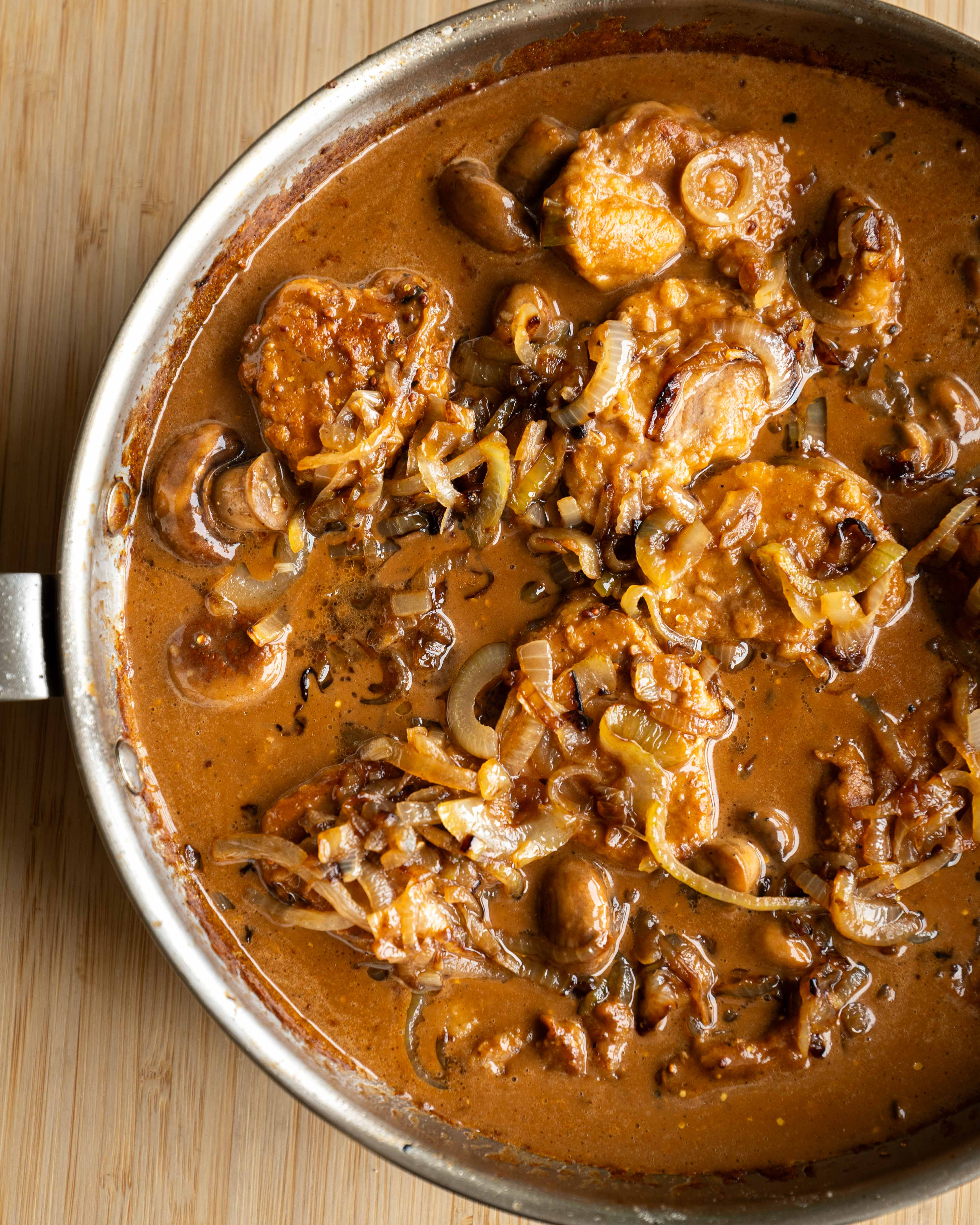 Mørbradbøffer med bløde løg, champignon og cremet sovs – serveret med kartoffelmos og rødbeder.