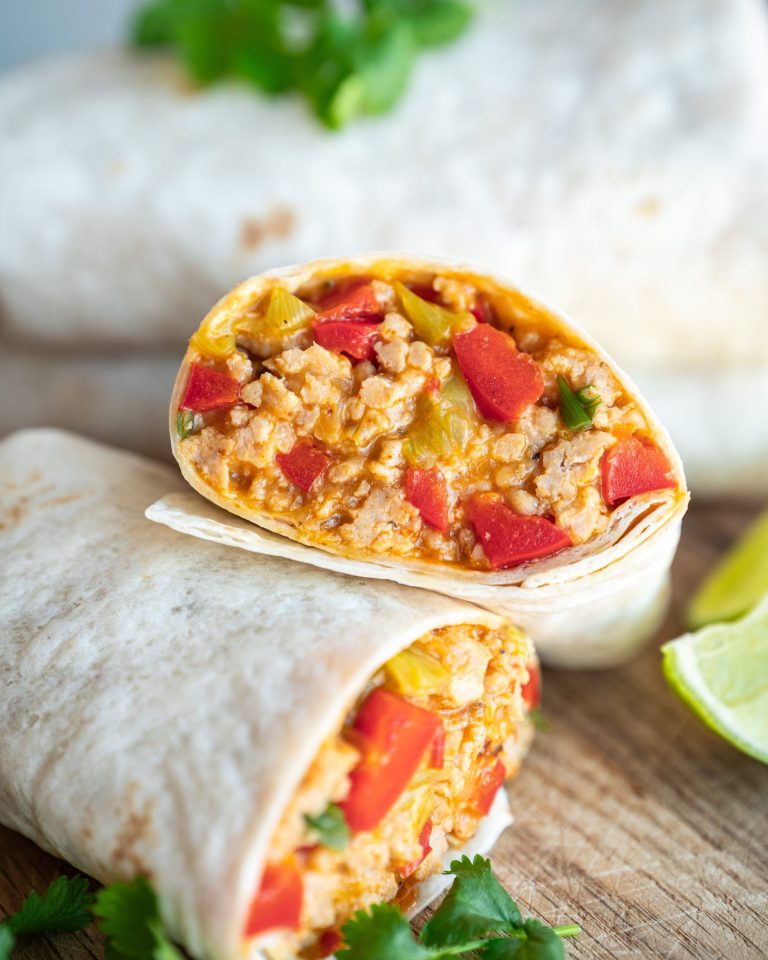 Burrito fyldt med krydret hakket kylling, grøntsager og smeltet ost, rullet i lune tortillas.