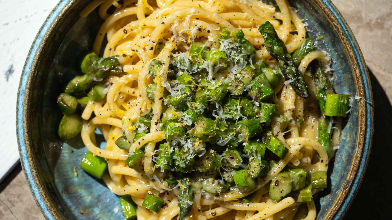 Asparges carbonara med brunet smør og citron