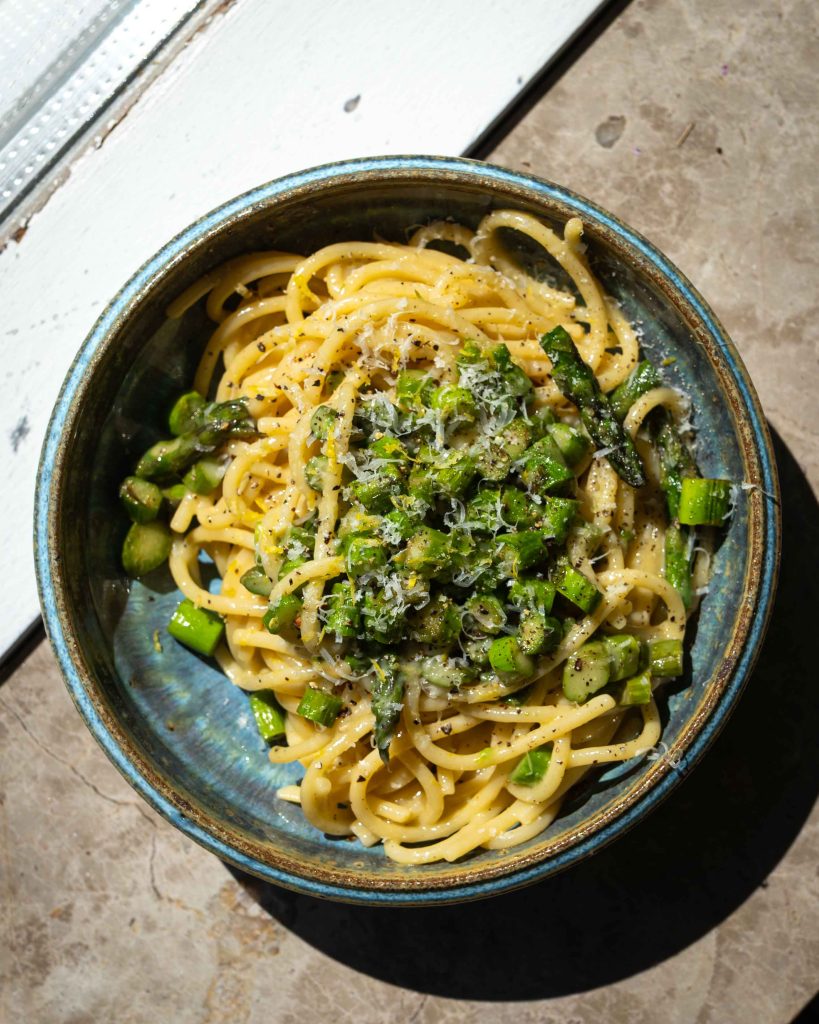 Asparges carbonara med brunet smør og citron