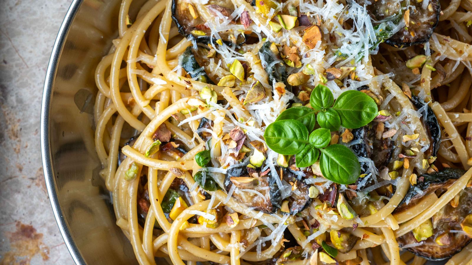 Spaghetti med squash og pistacienødder