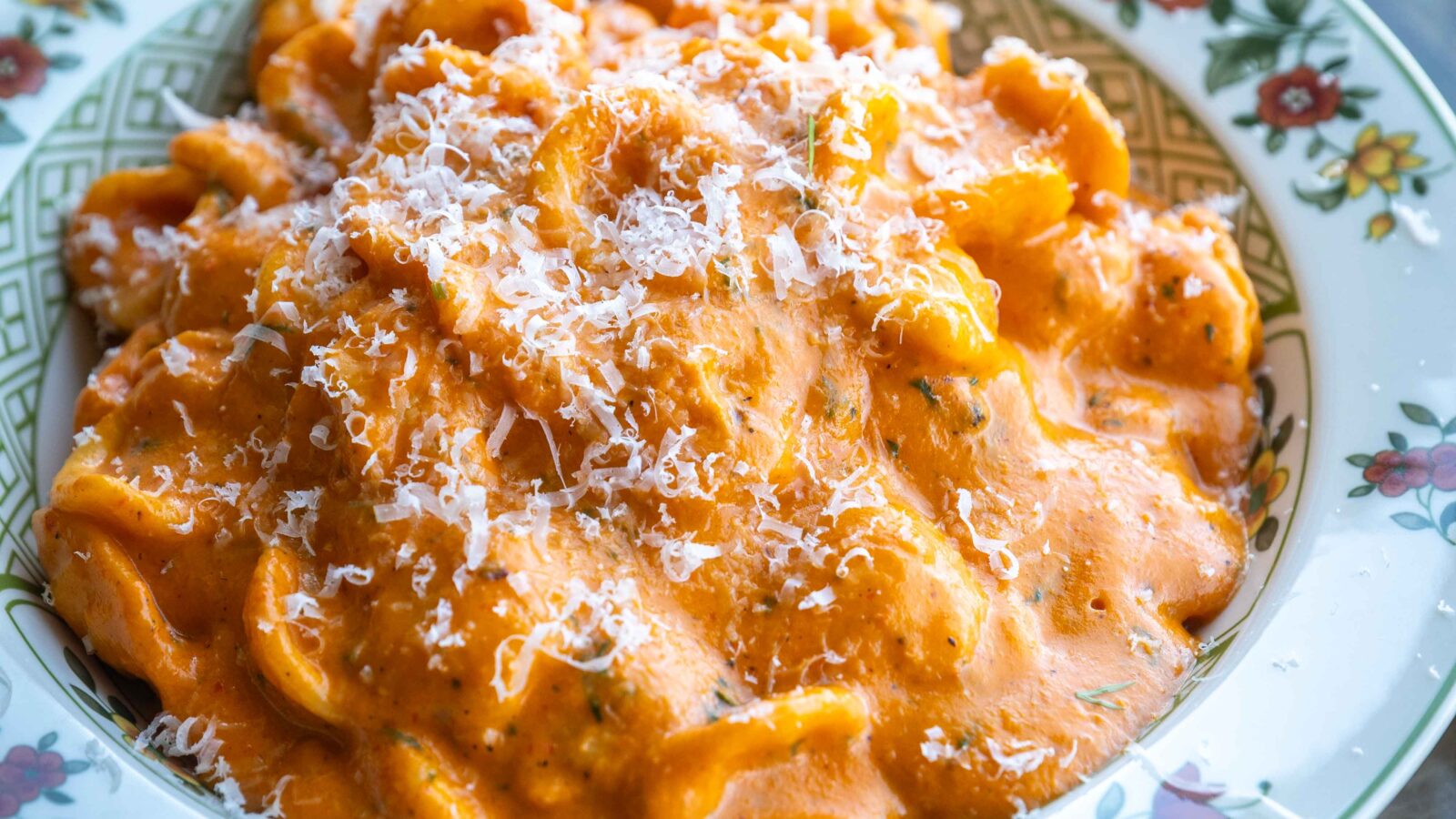 Cremet pasta med hytteost og peberfrugt