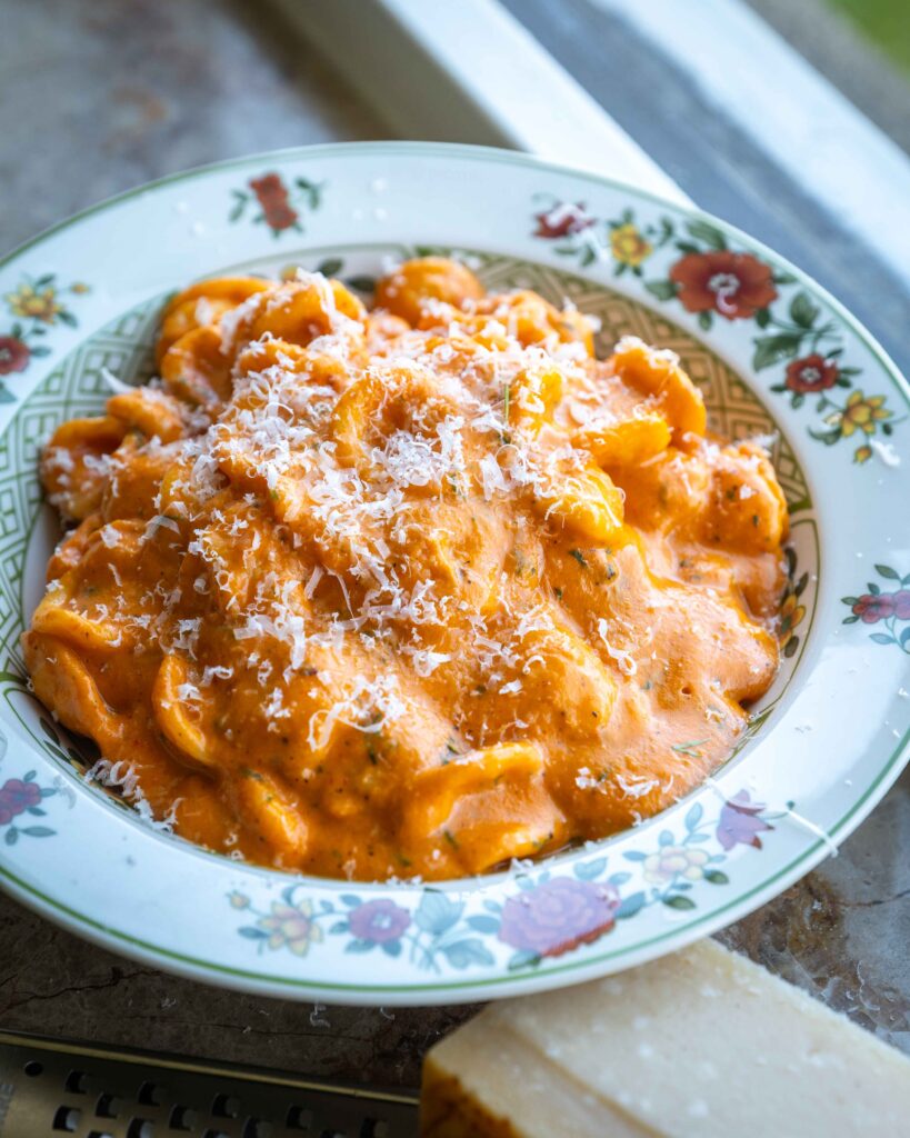 Cremet pasta med hytteost og peberfrugt