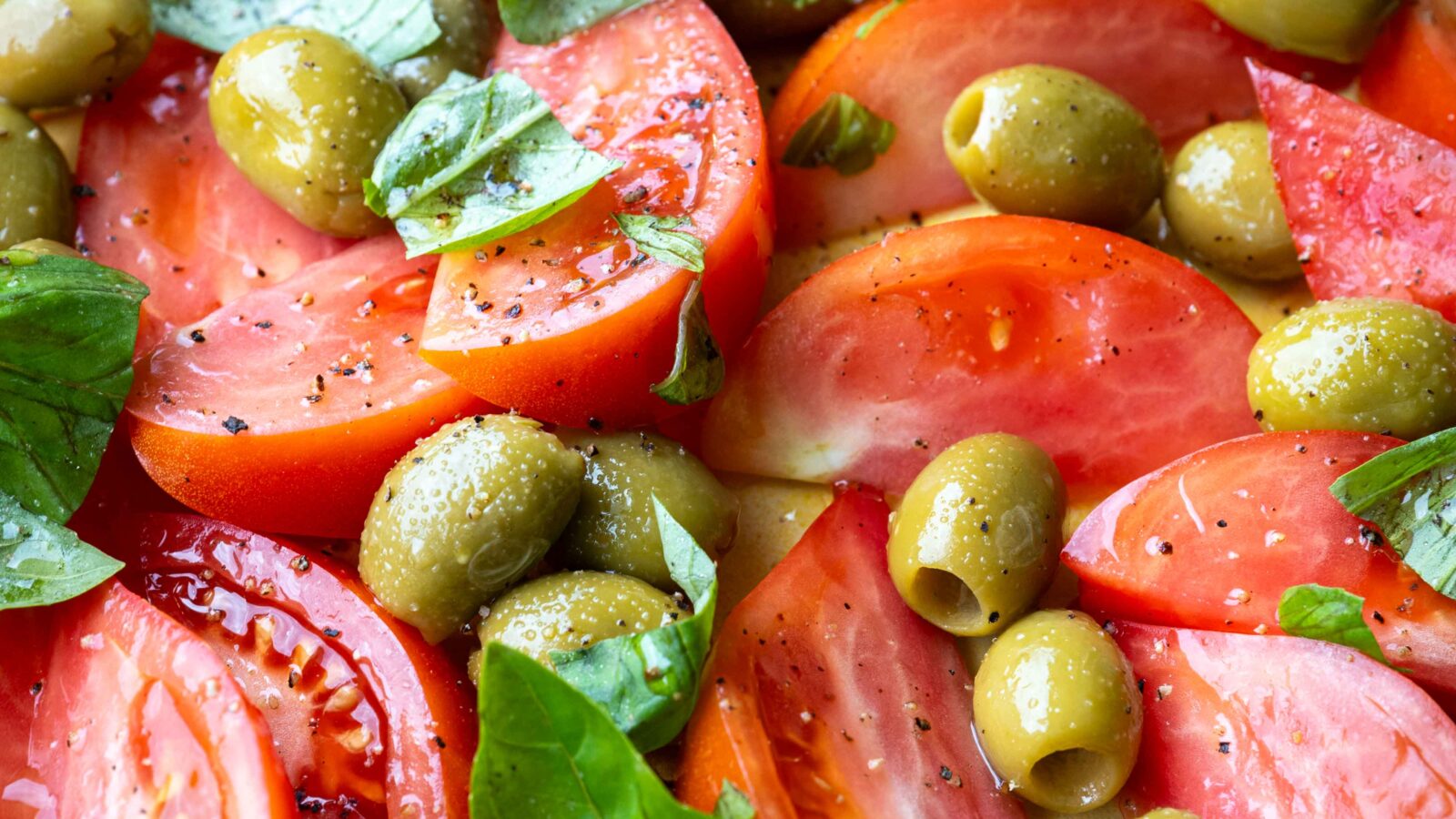 Tomatsalat med oliven og frisk basilikum
