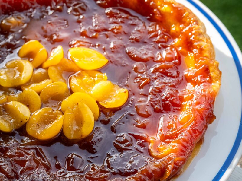 Tærte med mirabeller som tarte tatin med karamelliserede mirabeller og sprød butterdej