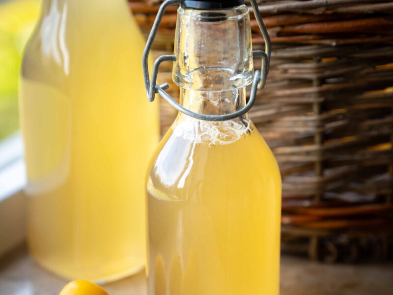 Hjemmelavet mirabellesaft med isterninger, citron og friske mirabeller
