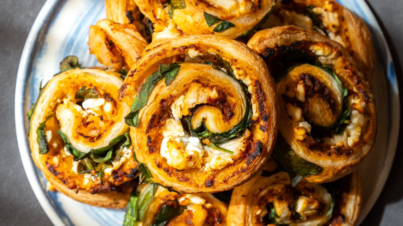 Butterdejssnegle med pesto, kylling og feta