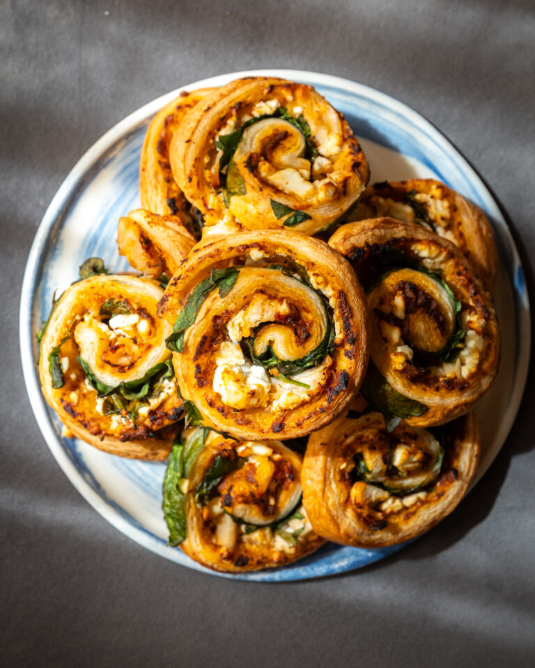 Butterdejssnegle med pesto, kylling, feta og spinat på en tallerken