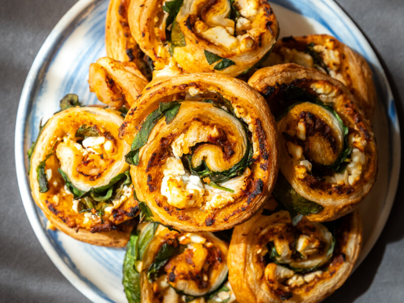 Butterdejssnegle med pesto, kylling og feta