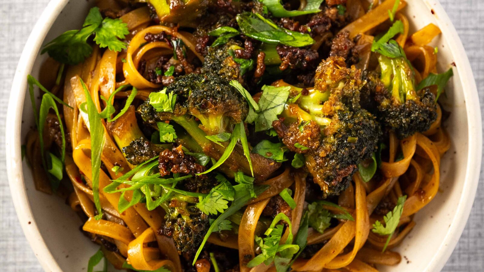 Nudler med hakket oksekød og broccoli