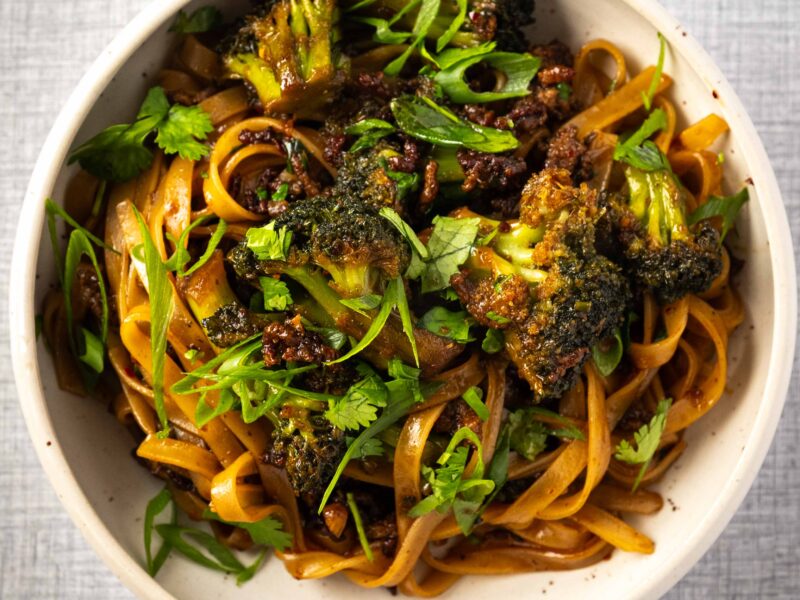 Nudler med hakket oksekød og broccoli i sojasovs med forårsløg og frisk koriander