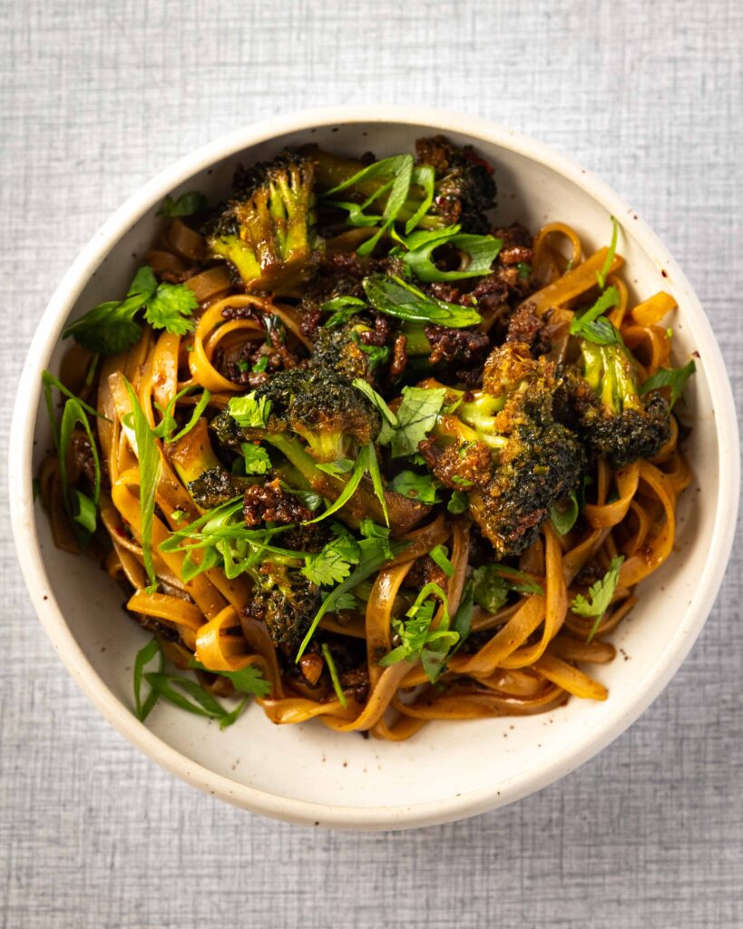 Nudler med hakket oksekød og broccoli