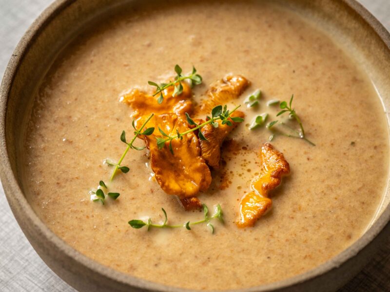 Cremet svampesuppe med smørstegte kantareller og frisk timian