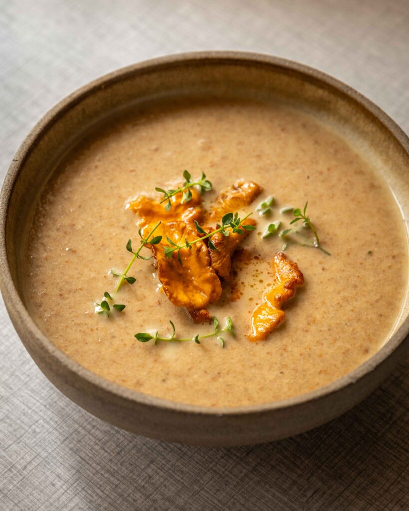 Cremet svampesuppe med kantareller